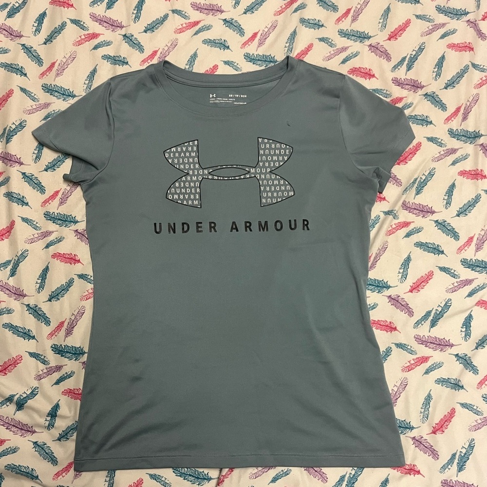 🌻Under armour shirt